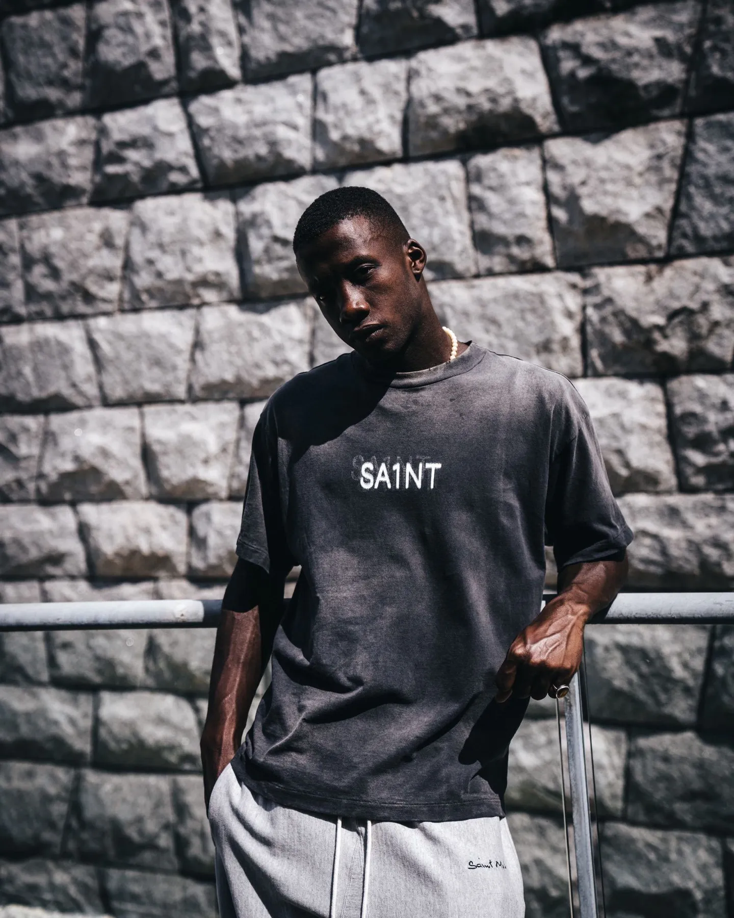 SAINT Mxxxxxx SEVEN DEADLY SS TEE/BLK Phantom SAINT Seven Deadly Sins Printed TEE Washed Black S-XL Look for cylindrical fabrics with no side seams. Don’t buy open width fabrics anymore. It’s boring. Assute garments are dyed. The whole piece is sprayed with Ma Liu. Then spray the heavy parts to fade. The collar and cuffs are frayed. Many hangings are frayed. Accessories are complete. Customized original consistent main mark/wash mark/little angel anti-counterfeiting mark.